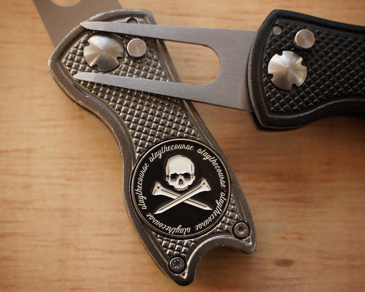 Switchblade Divot Tool w/ Ball Marker - Gun Metal Gray Close
